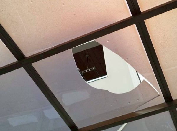 カーポート屋根の割れ　大きな穴が開いている